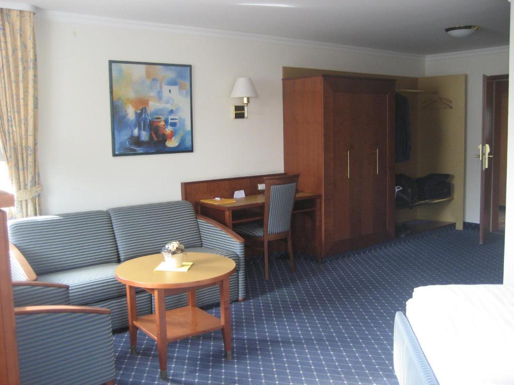 Hotel-Gasthof Maisberger Neufahrn bei Freising Room photo
